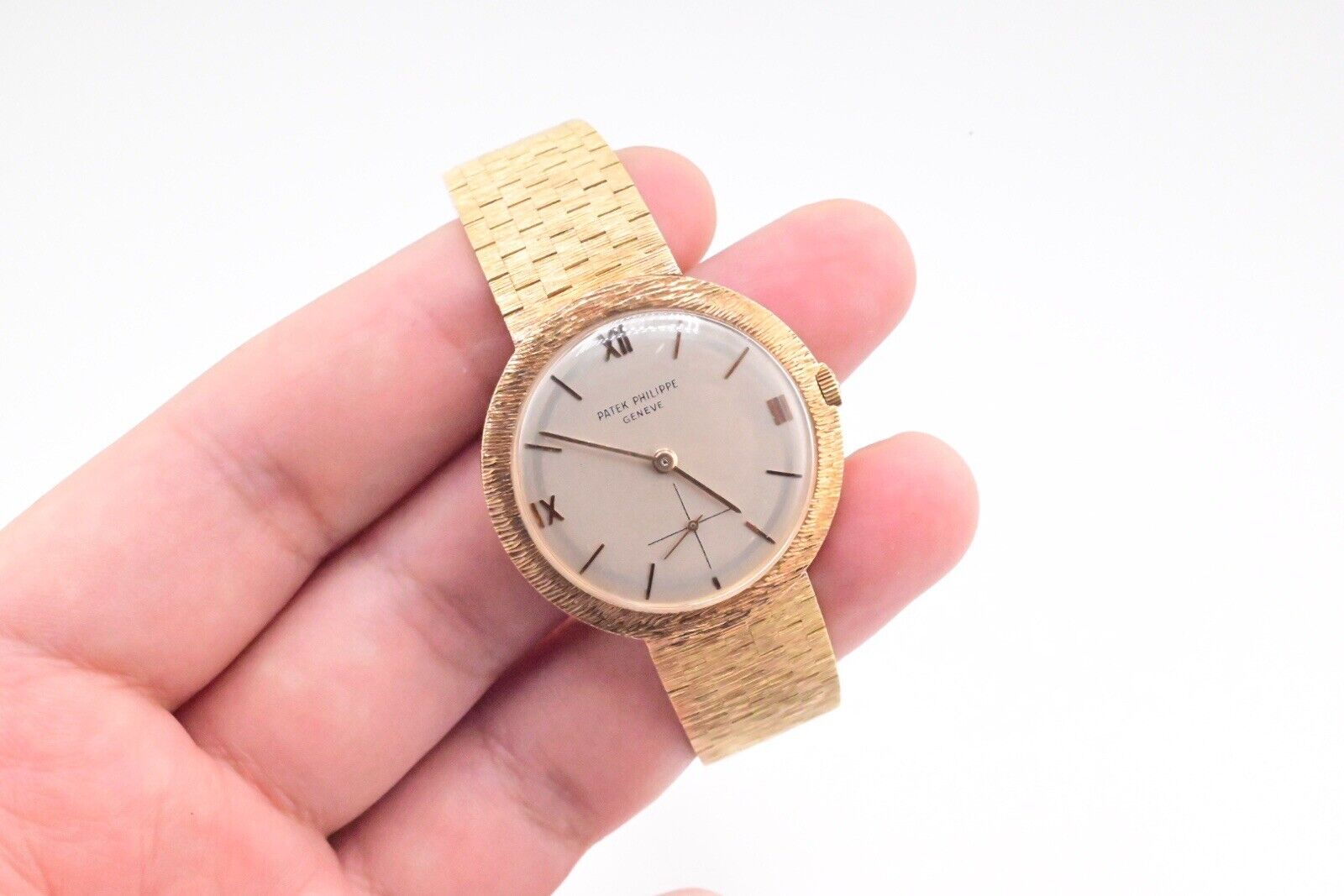 Exceptional Vintage Patek Philippe Calatrava 2506/1 18K Gold Box & Papers