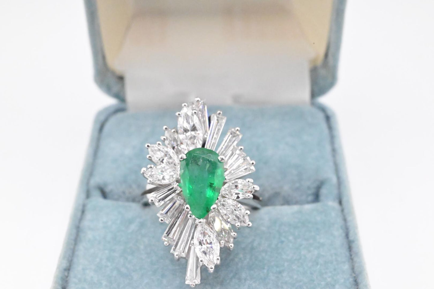 Extremely Gorgeous Emerald & Diamond Platinum Ring