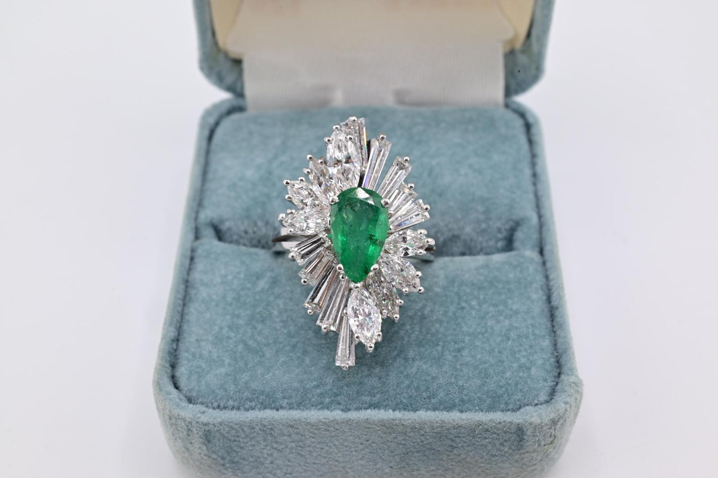 Extremely Gorgeous Emerald & Diamond Platinum Ring