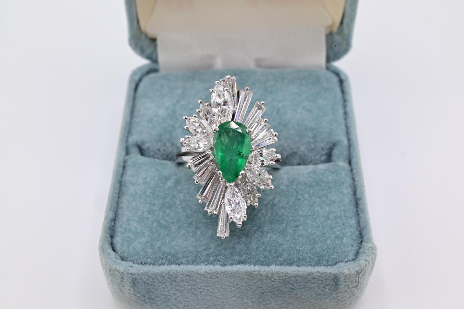 Extremely Gorgeous Emerald & Diamond Platinum Ring