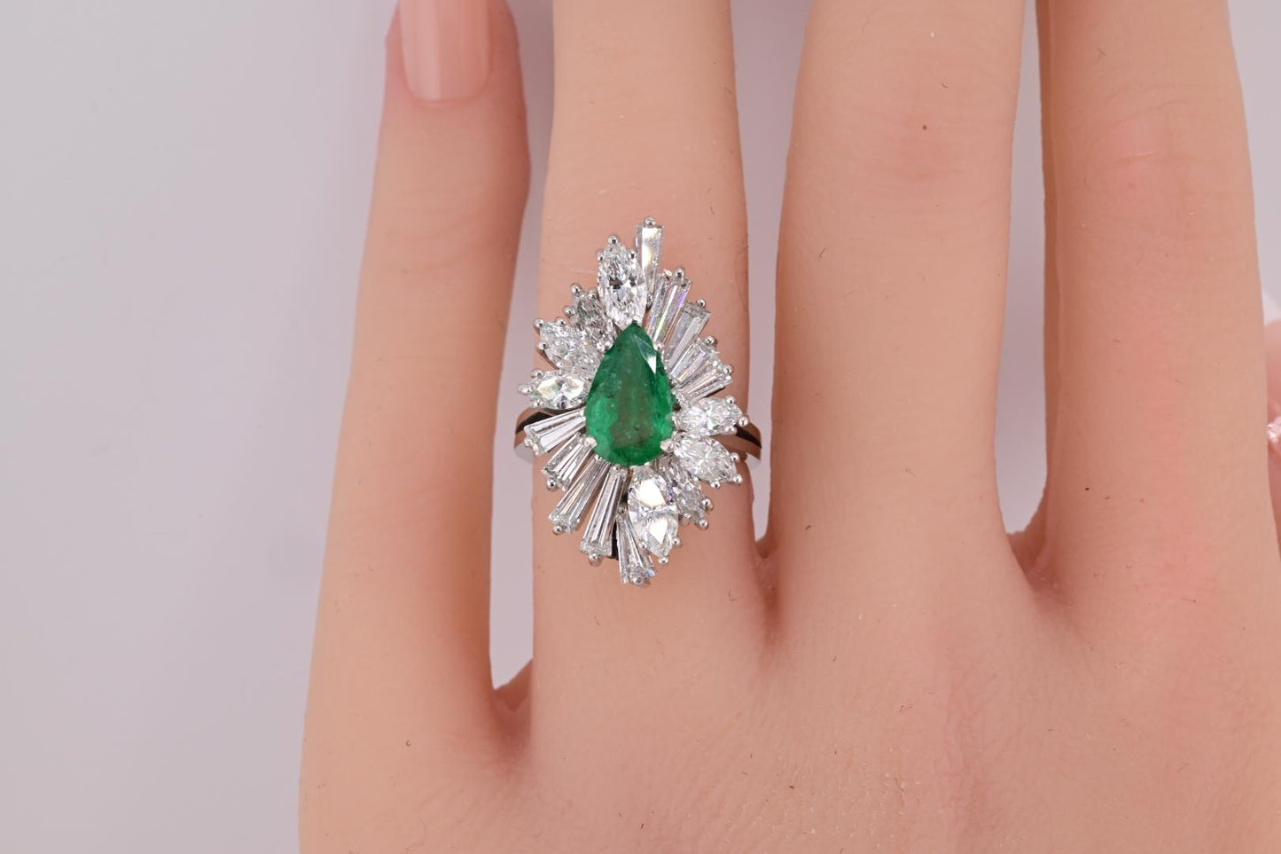 Extremely Gorgeous Emerald & Diamond Platinum Ring