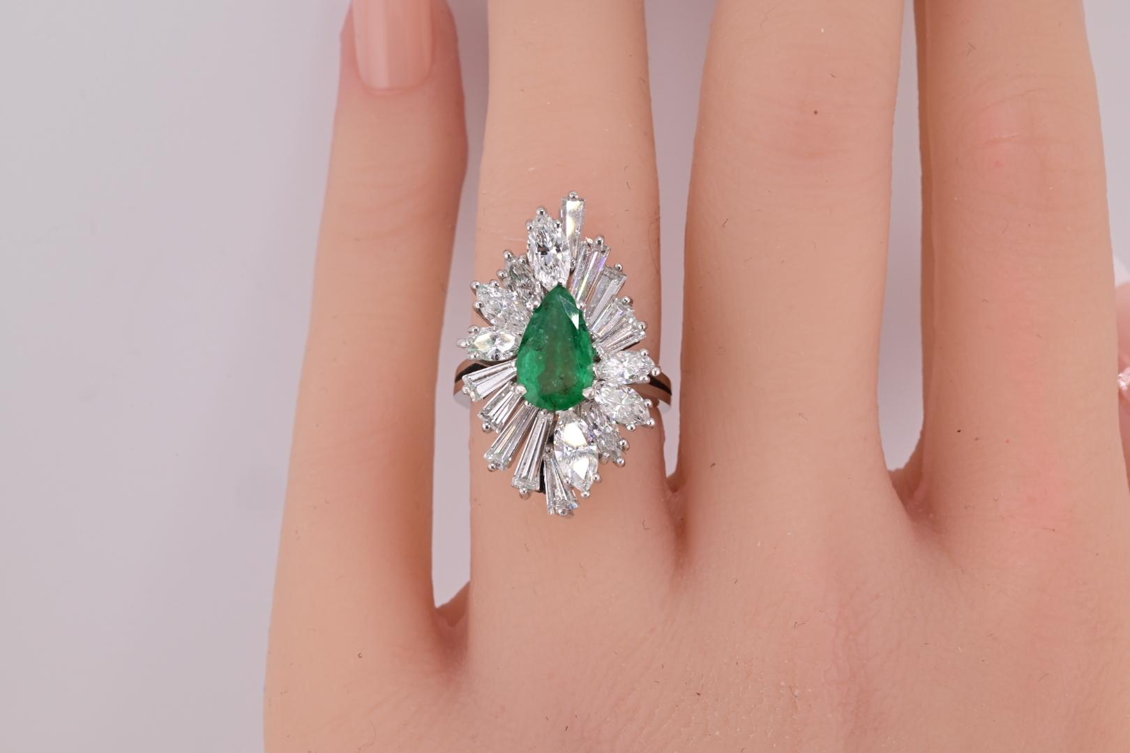 Extremely Gorgeous Emerald & Diamond Platinum Ring