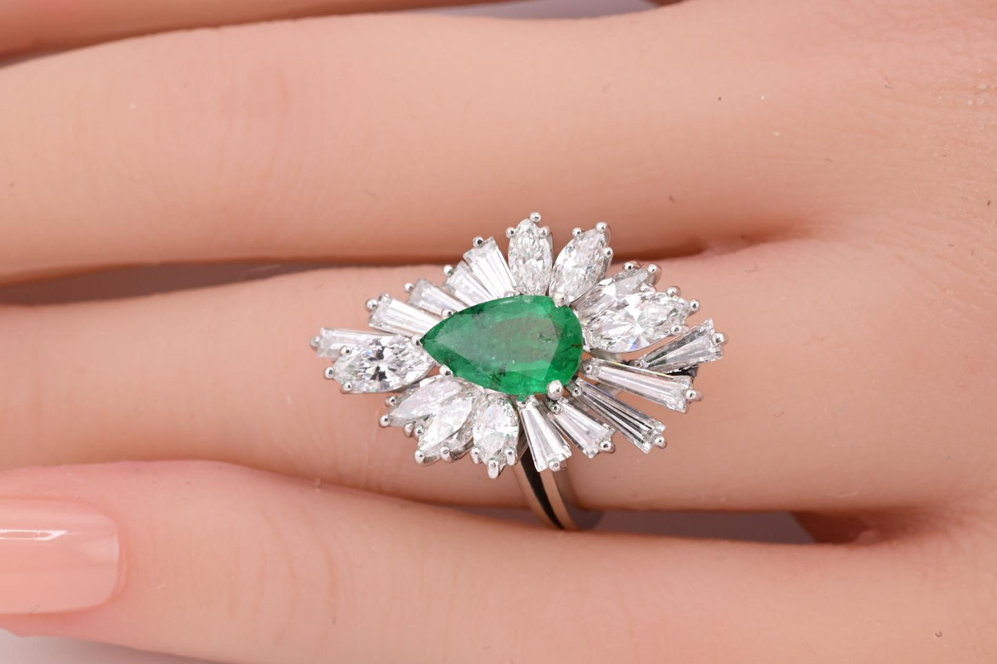 Extremely Gorgeous Emerald & Diamond Platinum Ring