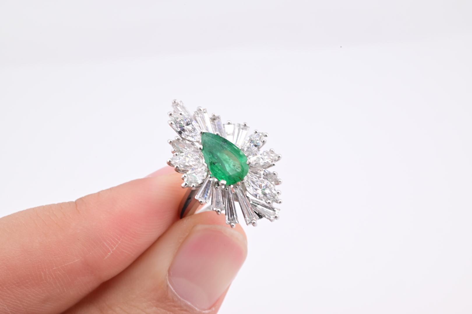 Extremely Gorgeous Emerald & Diamond Platinum Ring