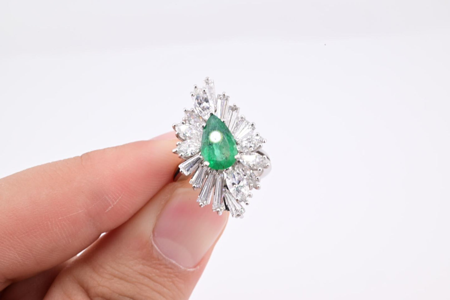 Extremely Gorgeous Emerald & Diamond Platinum Ring