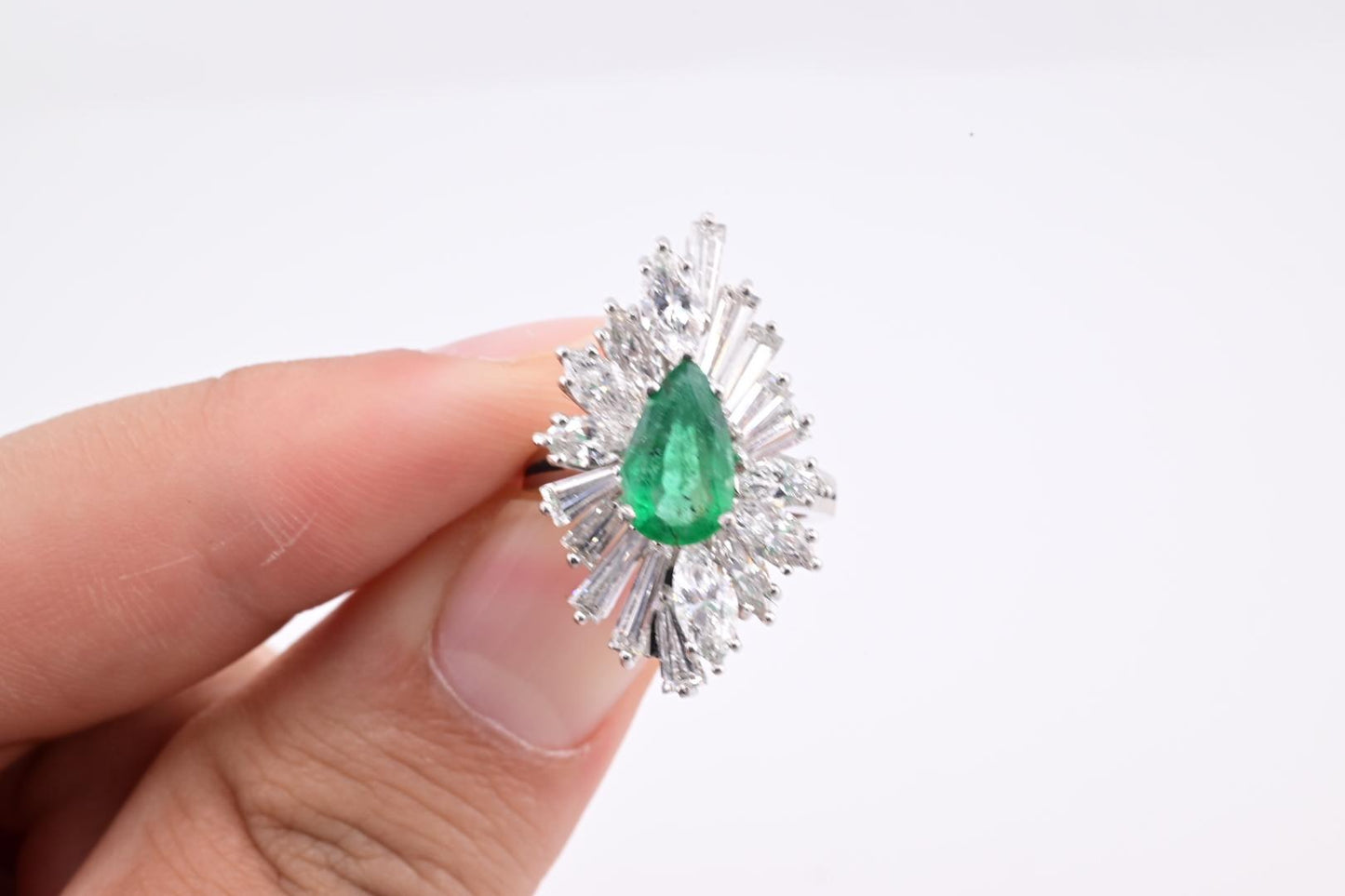 Extremely Gorgeous Emerald & Diamond Platinum Ring